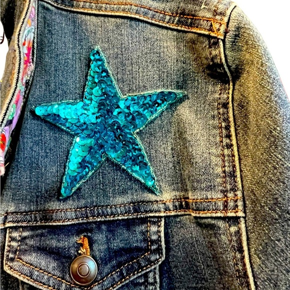 Women's Denim Jacket blue color Size medium.Beautiful design inside and outside - Picture 4 of 14